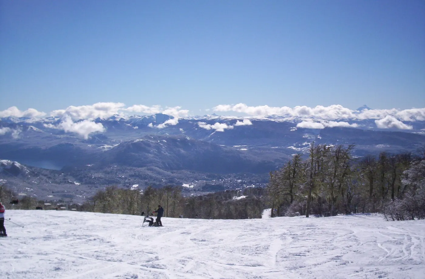 Las pistas del Cerro Chapelco con vista a los lagos y montañas