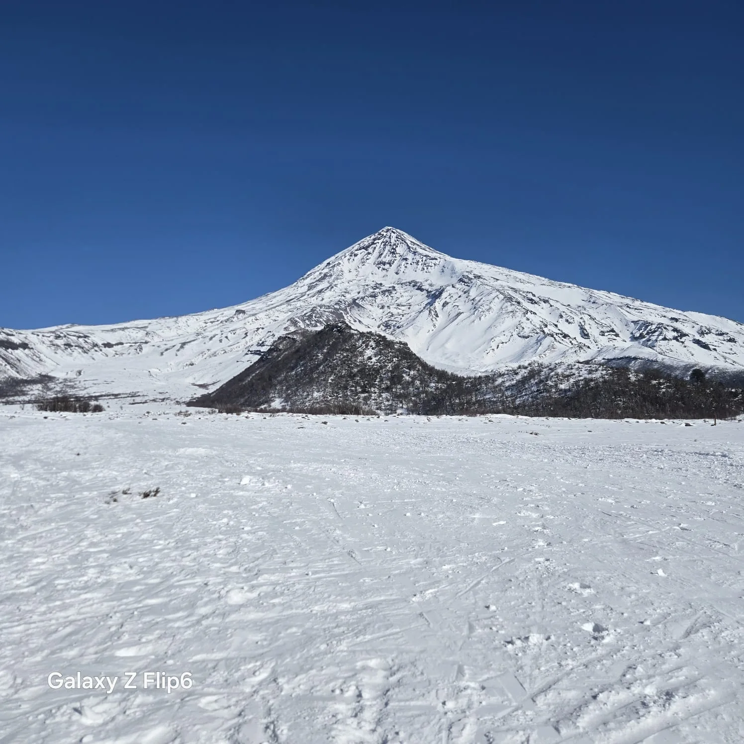 Volcán Lanín nevado durante la caminata con raquetas