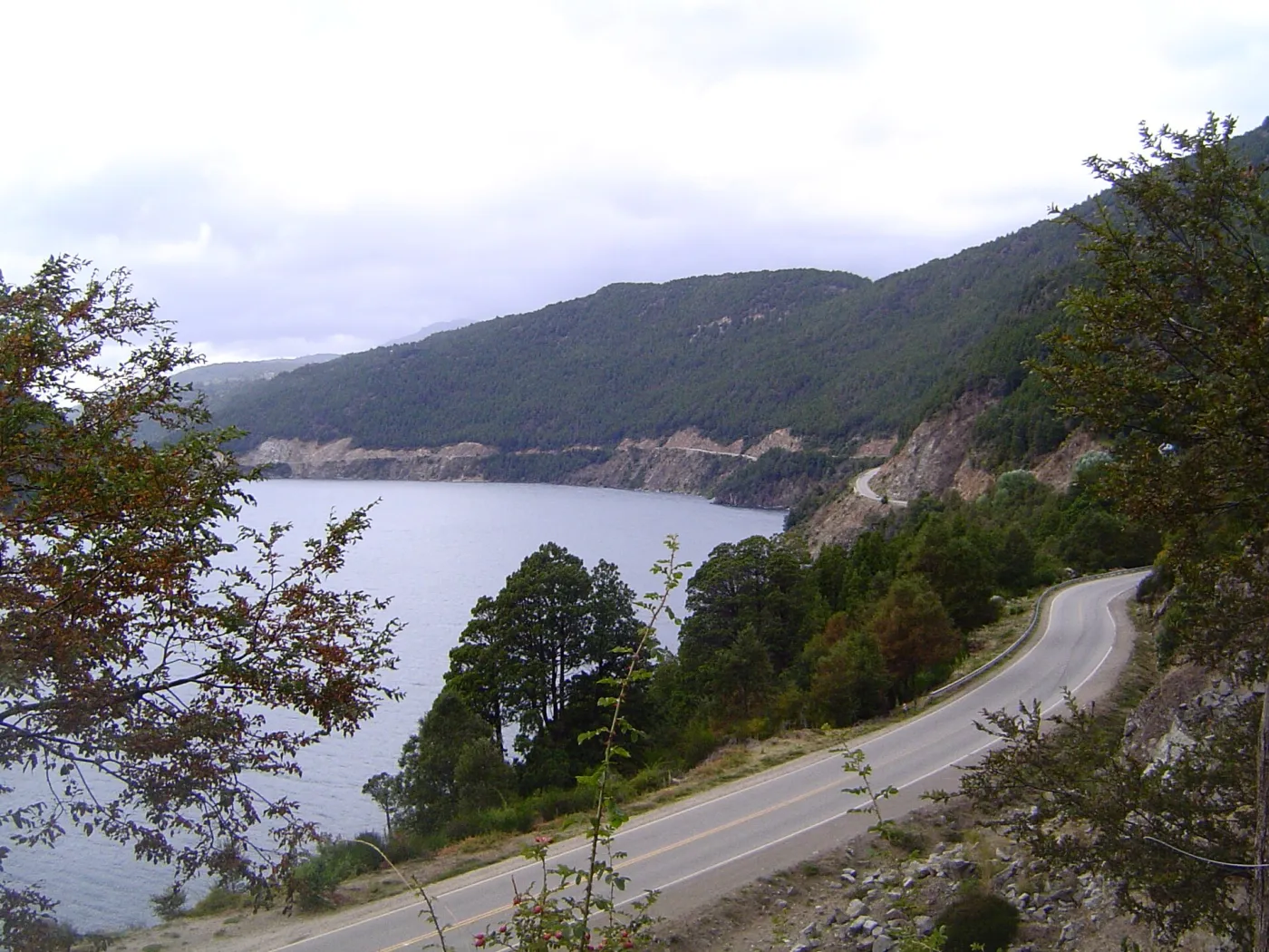 El Camino de los Siete Lagos bordeando el agua entre montañas